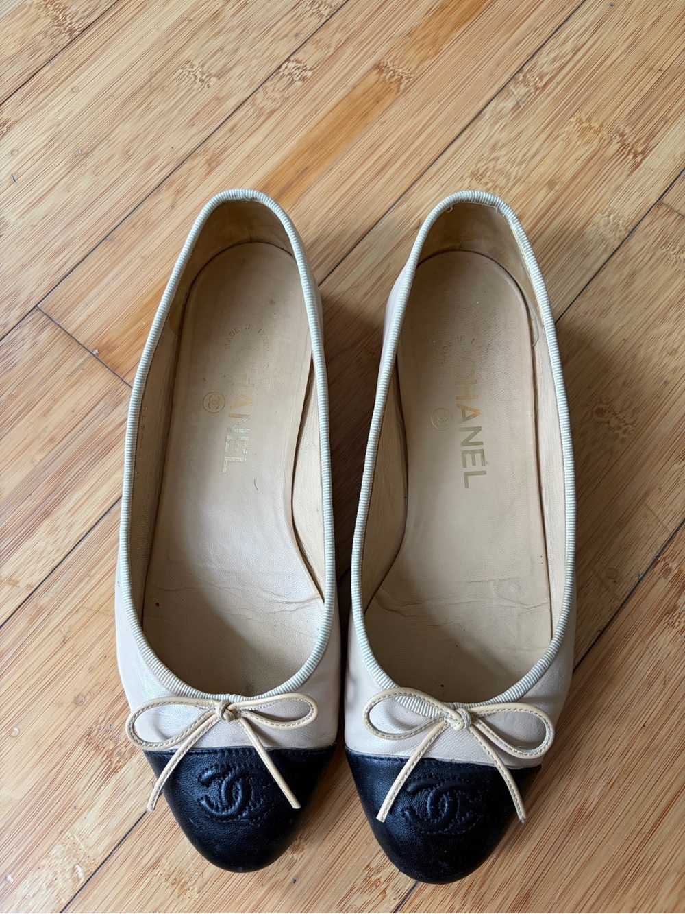 CHANEL Beige Leather Ballet
Flats with Black Cap authentic✨Size 38 Eur - Picture 5 of 11